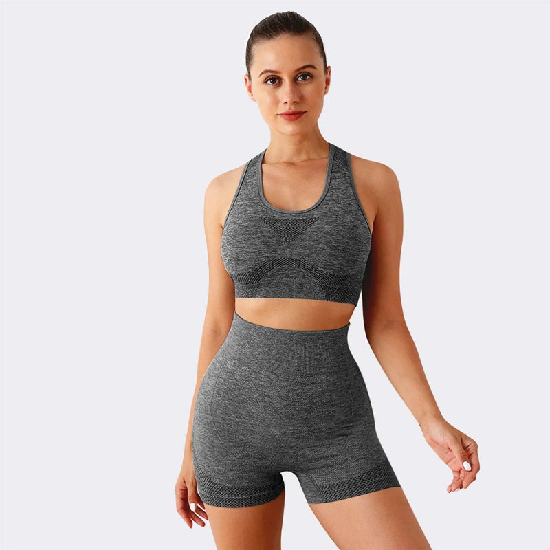 Conjunto feminino de top e short treino.