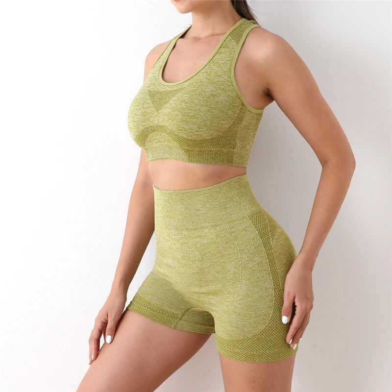 Conjunto feminino de top e short treino.