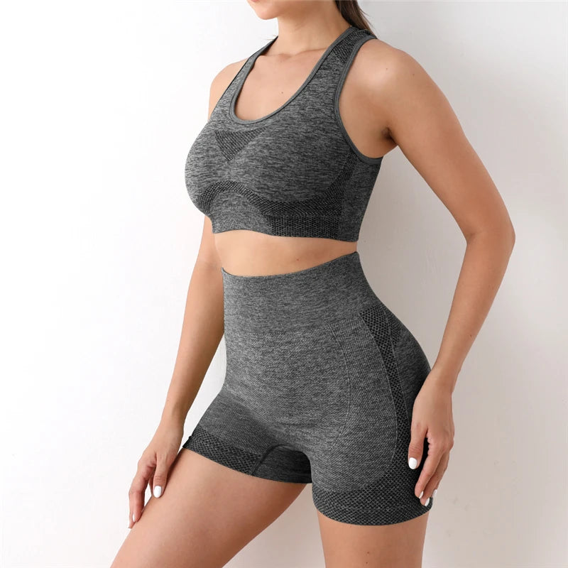 Conjunto feminino de top e short treino.